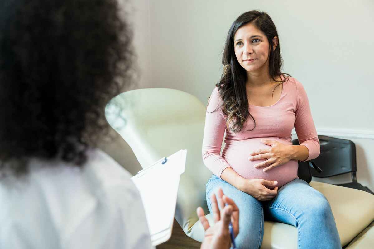 Pregnant patient talks to her doctor about preeclampsia