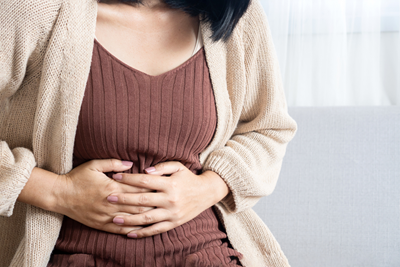 Woman with postpartum hernia experiences abdominal pain