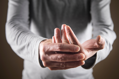 person with trigger finger experiences hand pain 