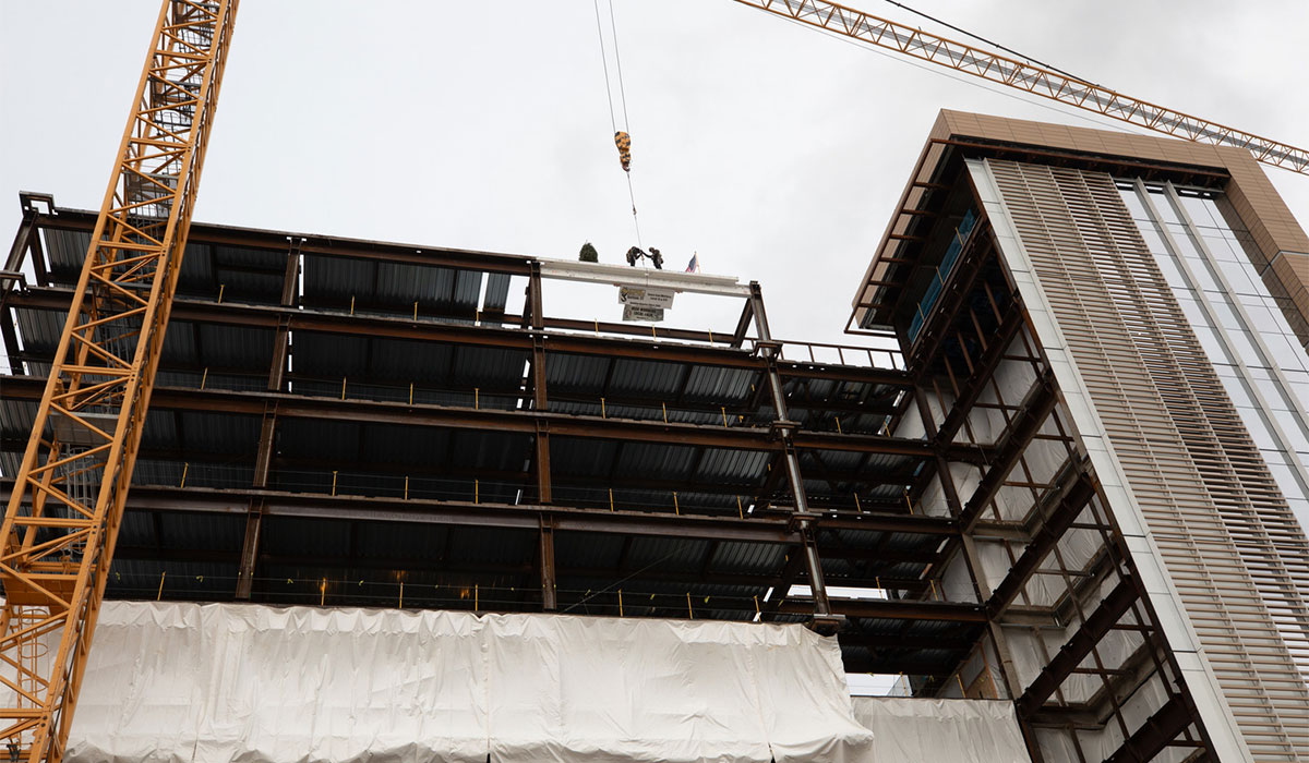 Final steel beams at Neurosciences Center